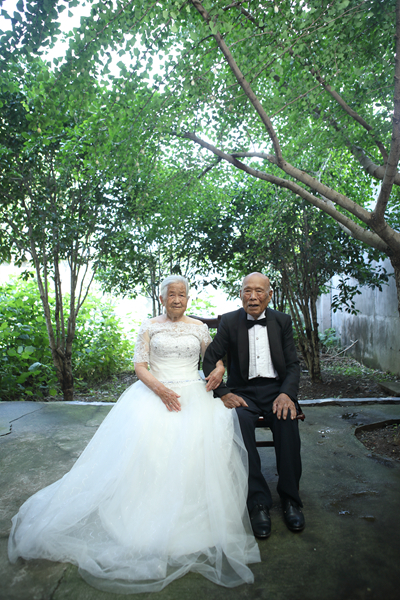 等了70年的婚纱照！沪九旬老人收到“白金婚”礼物，见证七十年爱情甜蜜